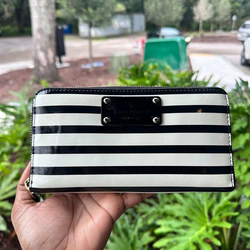 KATE SPADE BLACK WHITE STRIPE WALLET BRAND NEW WITH CALL OUTS